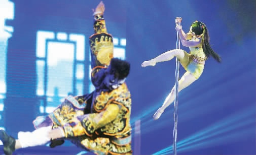 “鋼管舞娘”周文將鋼管舞和民族文化融合在一起，創(chuàng)意了一段《霸王別姬》的鋼管舞表演