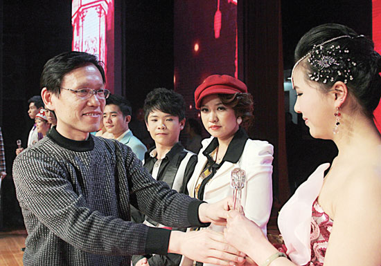 2013年2月1日，《對(duì)9當(dāng)歌》總決賽在鄭州開唱。圖為東方今報(bào)副社長(zhǎng)胡楊為選手頒獎(jiǎng)