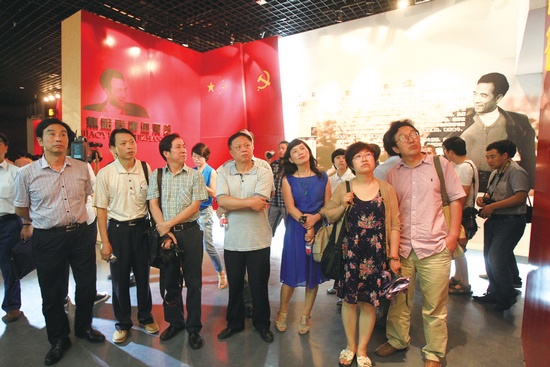 河南電視臺(tái)、河南人民廣播電臺(tái)、河南省詩(shī)歌學(xué)會(huì)的專(zhuān)家、詩(shī)人、記者等數(shù)十人赴蘭考焦裕祿紀(jì)念園采風(fēng)學(xué)習(xí)