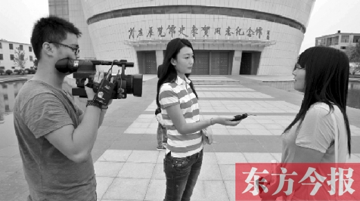 9月4日，河南電視臺(tái)記者采訪(fǎng)前來(lái)參觀(guān)史來(lái)賀事跡的大學(xué)生們