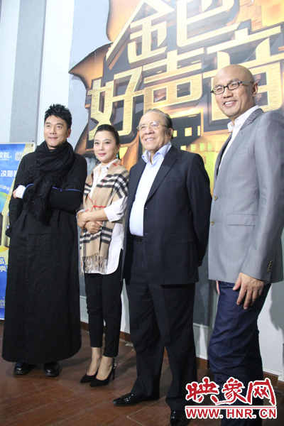林依輪、李玲玉、楊洪基三位評(píng)委導(dǎo)師以及主持人孫國(guó)慶接受媒體采訪