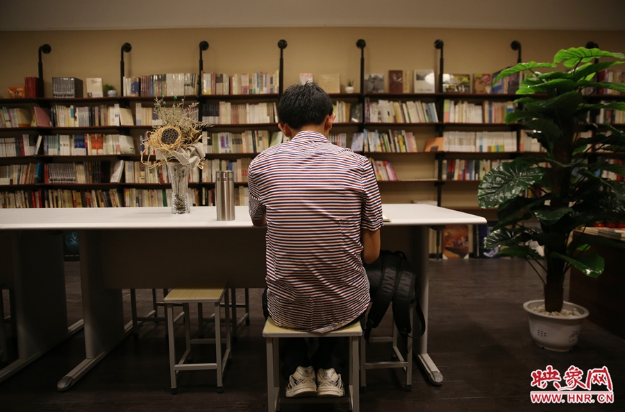 5月23日晚，鄭州一家24小時（周五、周六）書店營業(yè)。慕名而來的客人在看書。