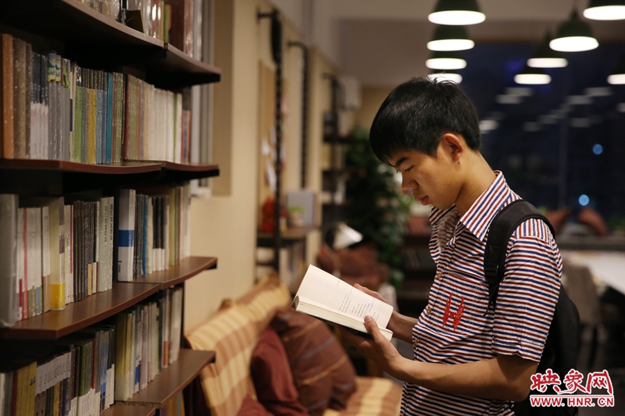 袁丙鵬，22歲，某大學大三學生：在適合的環(huán)境里看書，才能看出境界。