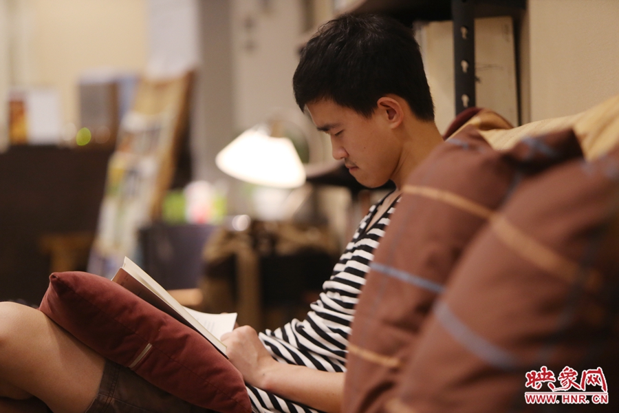 徐浩然，24歲，圖書編輯：在書店看紙質(zhì)書，意境會更深一些。