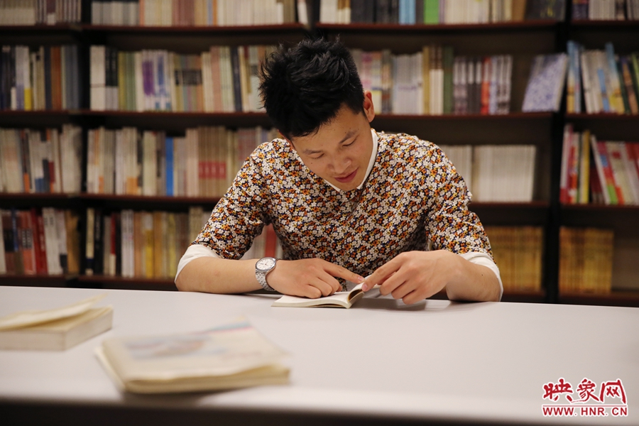 李恒，26歲，私營業(yè)主：喜歡撫摸紙質(zhì)書的感覺。