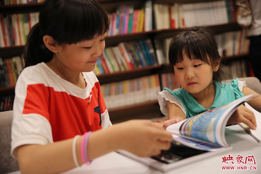 姐姐王藝茹，11歲，小學五年級學生；妹妹王有君，5歲：像喜歡看電視一樣喜歡看書。