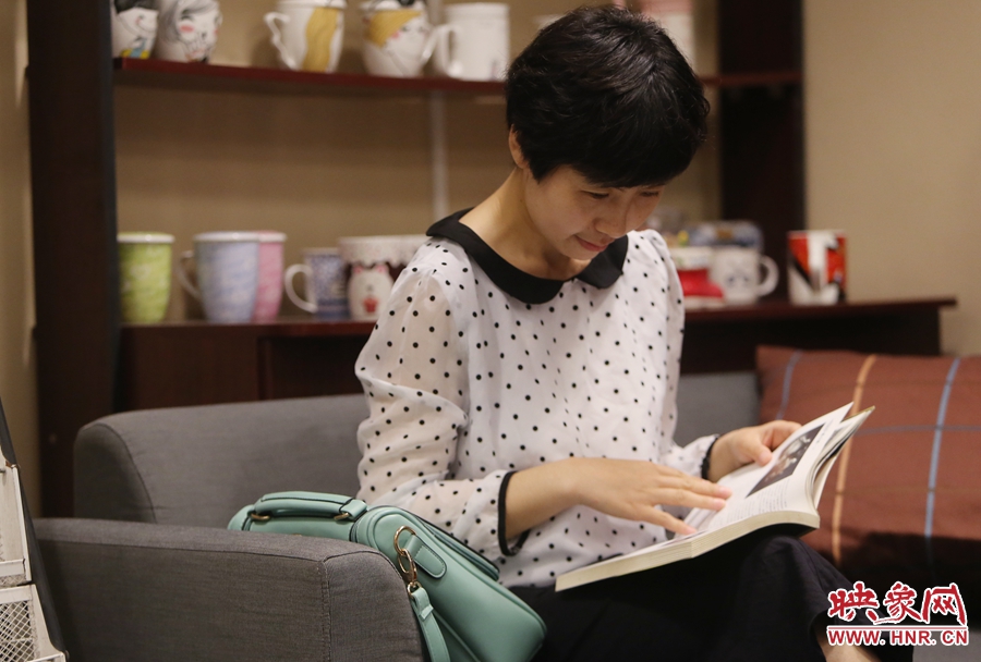 毛韶華，年齡保密，文字工作者：紙質(zhì)書是營養(yǎng)餐，電子書是快餐。