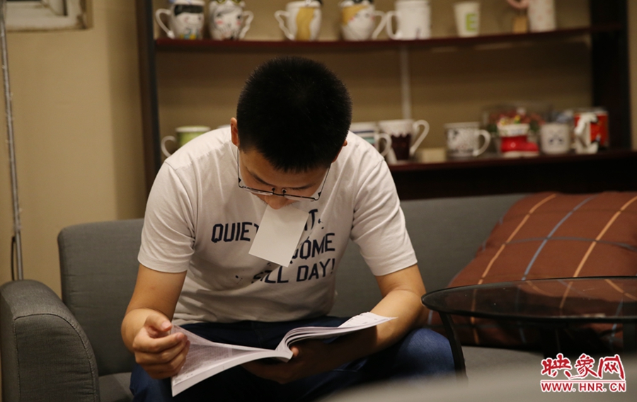 楊栗，22歲，某大學大三學生：喜歡這種看書的環(huán)境。