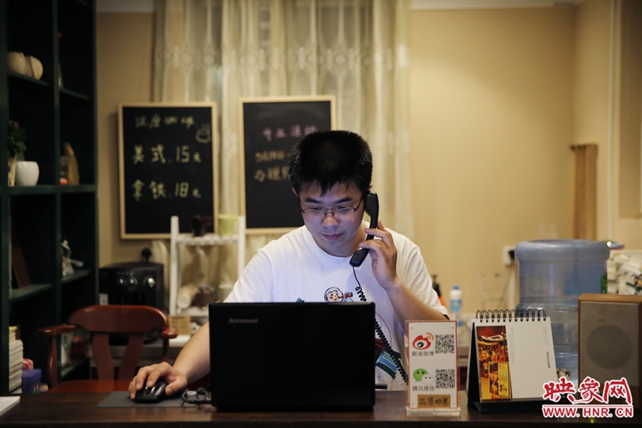 店長小博，由于書店搬遷至此，經(jīng)常接詢問地址的電話。