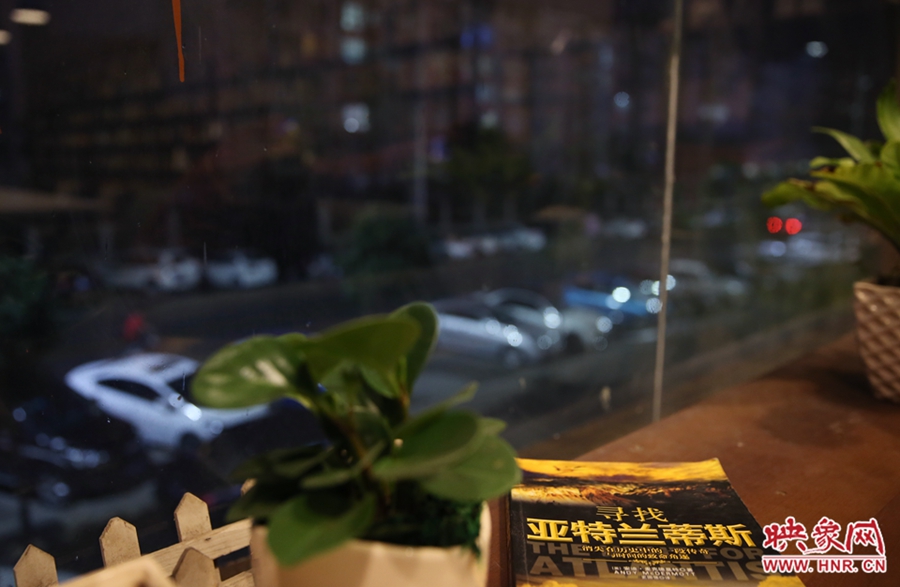 一扇窗，將喧鬧與寧靜分割。