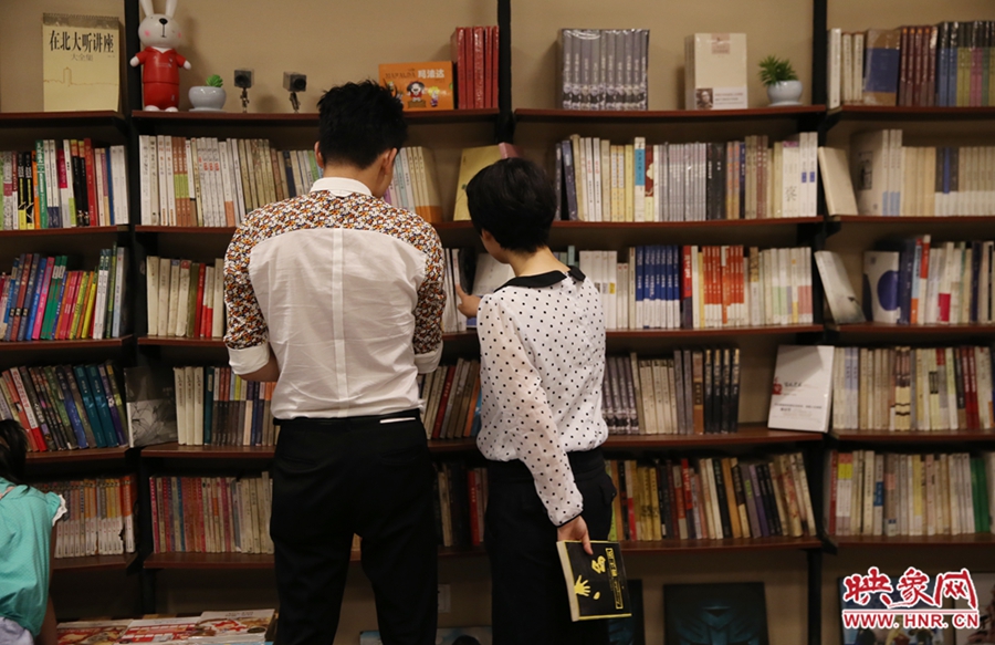 看書的人。