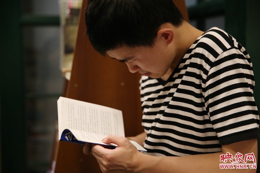 看書的人。