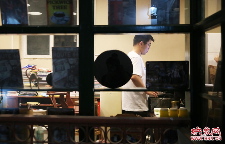 為實體書店堅守的人。
