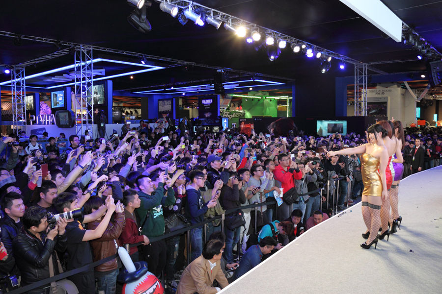 四位性感女優(yōu)現身游戲展 引來數百人圍觀