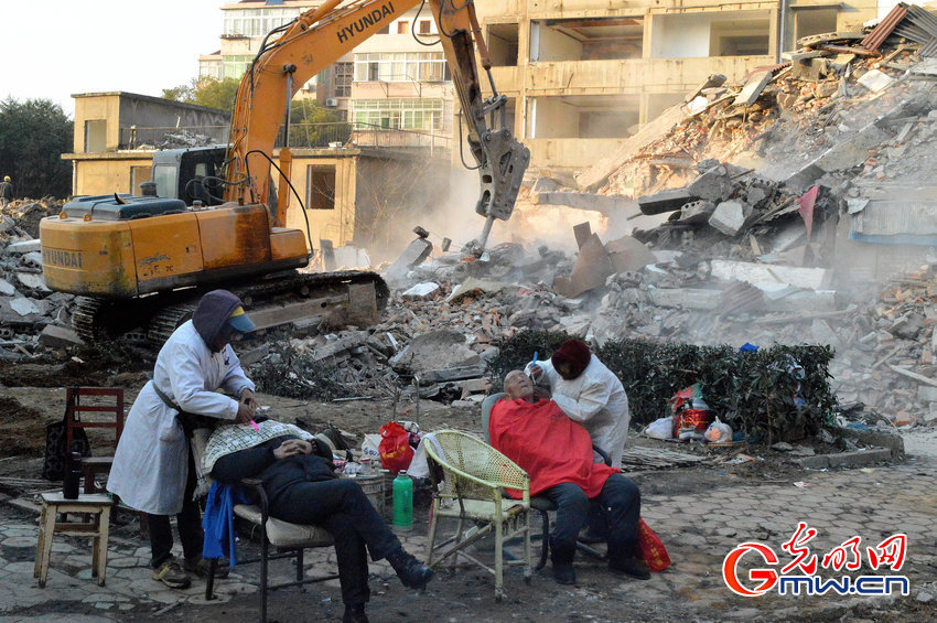 老人安坐拆遷現(xiàn)場(chǎng)剃須 老人安坐拆遷現(xiàn)場(chǎng)剃須