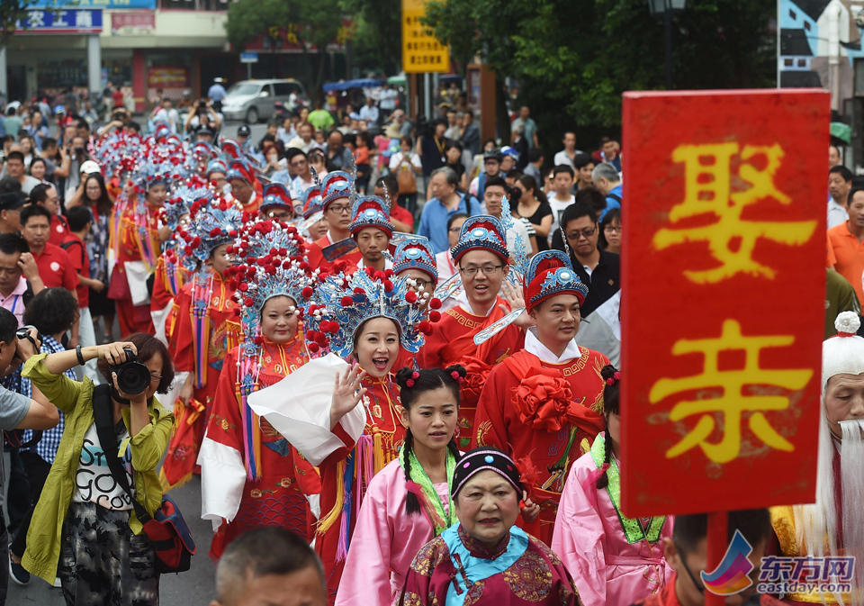 古鎮(zhèn)紅妝迎大婚　兩岸新人情定楓涇