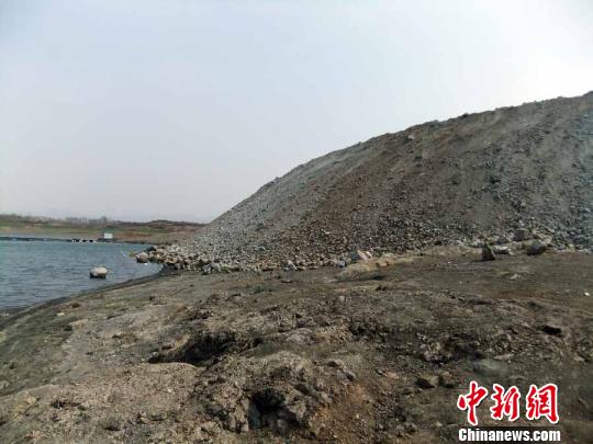填湖造地，在鴨河水庫(kù)非法建設(shè)有越演越烈之勢(shì)。吳揚(yáng)　攝