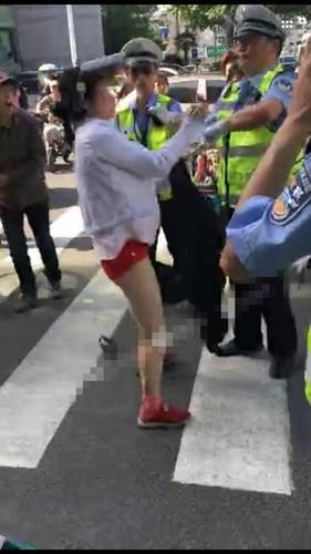 女子不愿交20元罰款 當街上演“脫衣秀”阻攔執(zhí)法