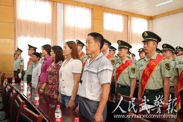 十佳士官同家長親人同臺受到表彰。圖片來源：人民武警報