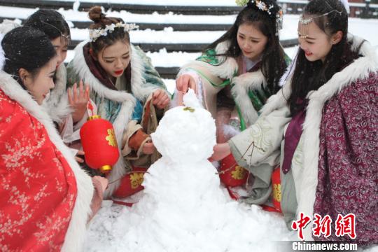 古裝美女雪中斗艷穿越古今玩“打雪仗、堆雪人”
